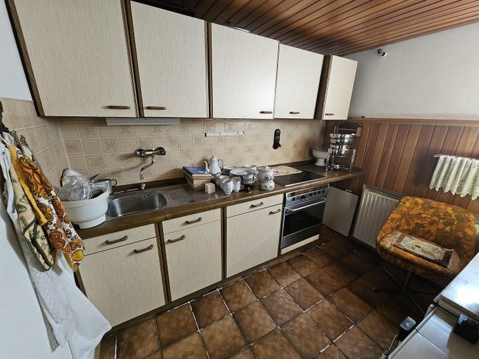 Piękny dom w stylu bungalowu z ogrodem i dużym garażem – Küche im Keller