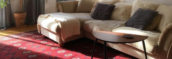 Friedrichshain'de balkonlu bakımlı 2 odalı eski bina dairesi – özelden, komisyonsuz – Wohnzimmer