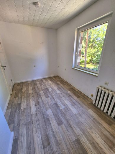 Großes Grundstück im Grünen mit Haus, Garage, Carport, Stellplätze – Zimmer nach hinten