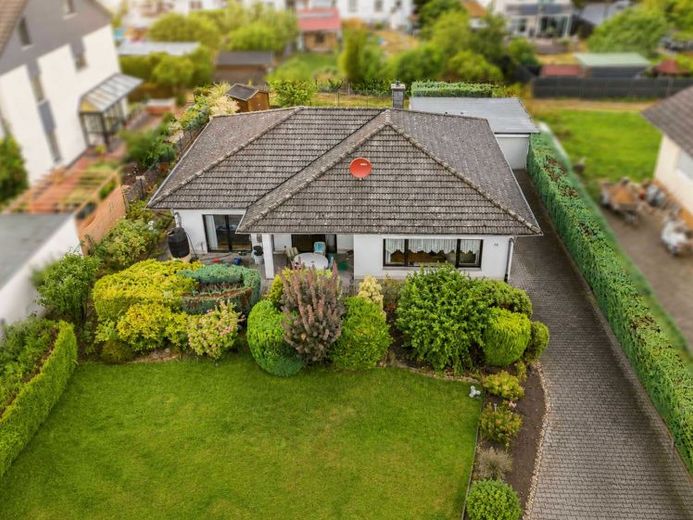 Tek katta yaşam: Güneş alan bahçesi ve bol mahremiyetiyle büyüleyici bungalov – Fotoğraf 1