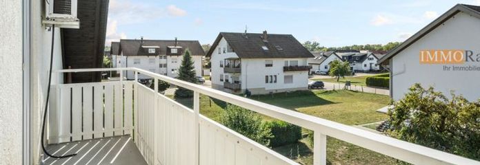 IMMORath.de - Light-filled 3-room apartment with balcony and Swedish stove
