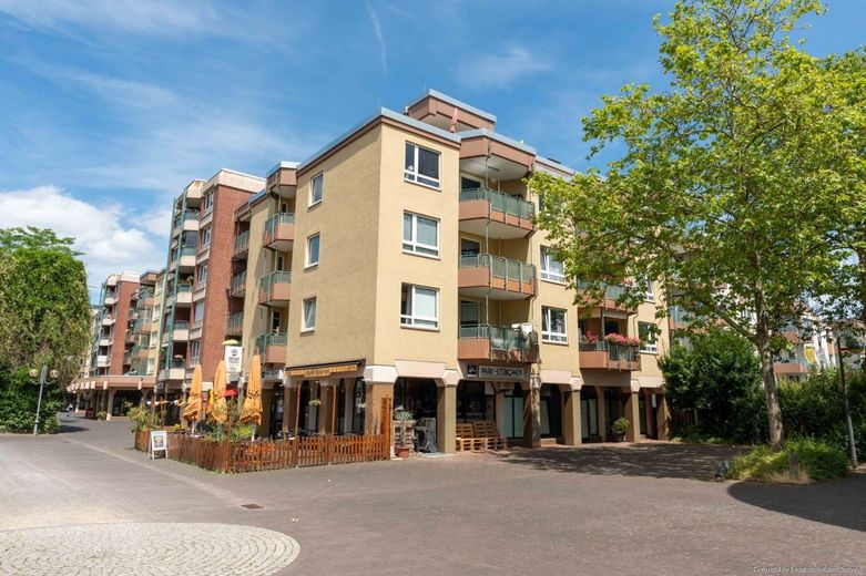 Bezugsfreie 2-Zimmer-Eigentumswohnung mit Sonnenloggia, Aufzug &amp; Tiefgarage – Außenansicht