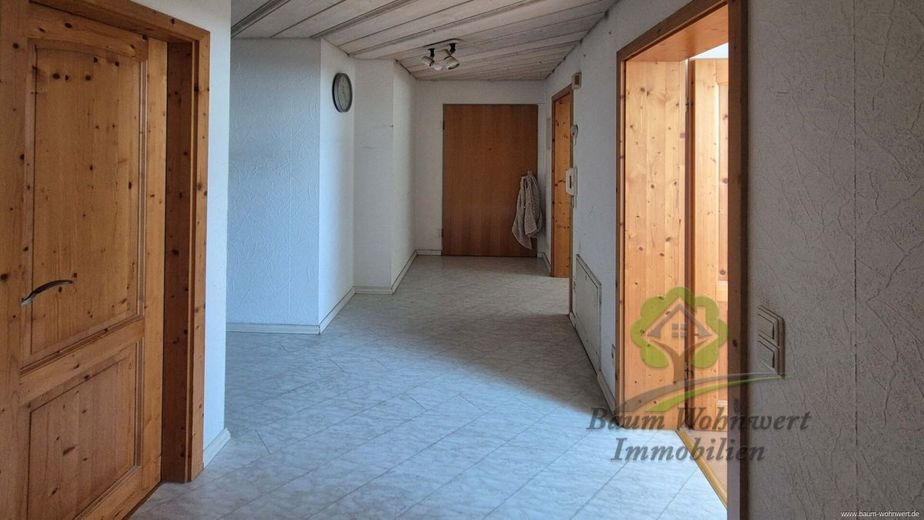 Provisionsfrei! Gepflegte Dachgeschosswohnung mit Balkon und ausgebauter Nutzfläche – Flur Wohnungeingang