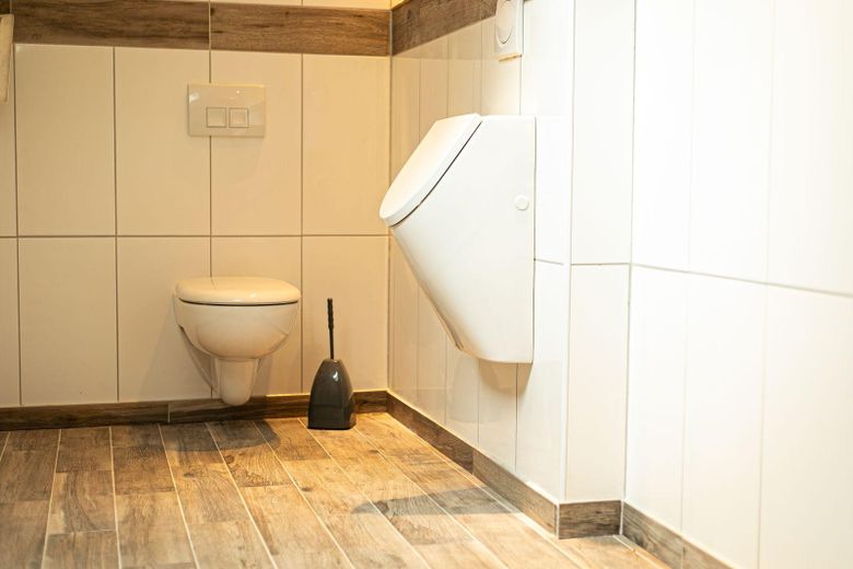 Landhaus Generationenhof mit bis zu 10 ha Land und Bachlauf – Wellness Bad