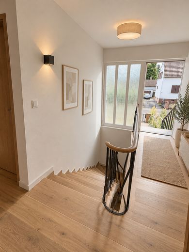 Bungalow indipendente su 669 m² · posizione ai margini del ruscello e dei campi · potenziale eccezionale! – Möglicher Eingangsbereich (KI)