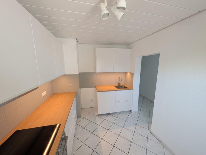 Renovierter Wohntraum mit Seeblick: 87 m² 3-Zimmer-Wohnung inkl. Einbauküche & Balkon – Foto 3