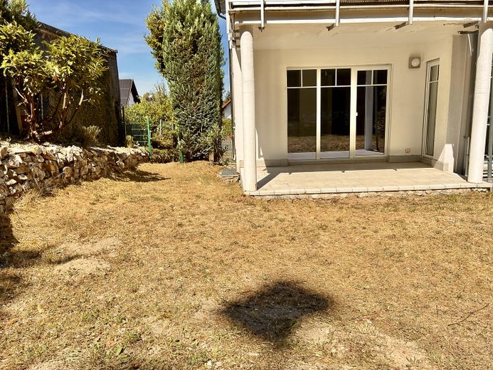 Neu renovierte EG-Wohnung mit Garten, Terrasse und Stellplatz in Neu-Anspach – Terrasse, hell und auf