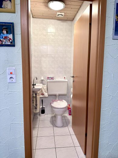 Örtülü teraslı, koi havuzlu bahçeli, garajlı ve park yeri bulunan güzel 5 odalı mutfaklı banyo/WC’li daire – aidat yok – (Gäste-)Toilette