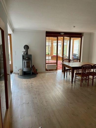 Nachhaltiger Bungalow mit Wintergarten, Garage und Garten – WHZ