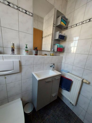 Casa pareada con cochera cubierta – Gäste WC