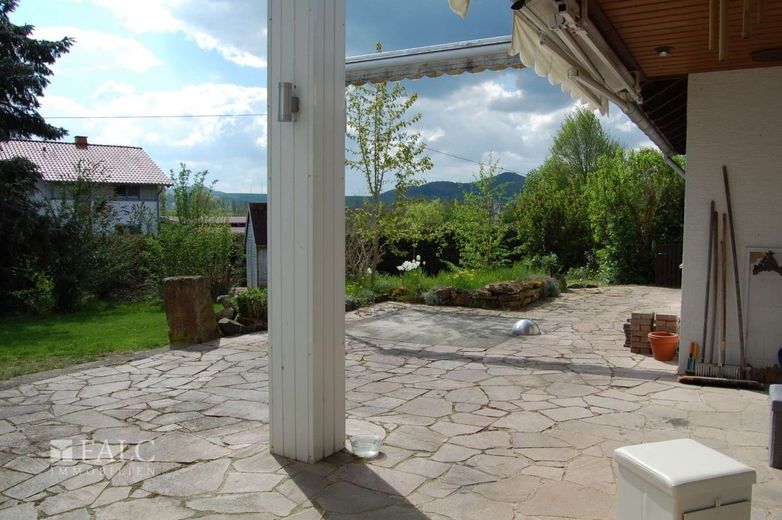 +++Großes Einfamilienhaus mit Option für Vermietung, Praxis- oder Büroräume und schönem Garten+++ – Ansicht Terrasse vom Wohnzimmer