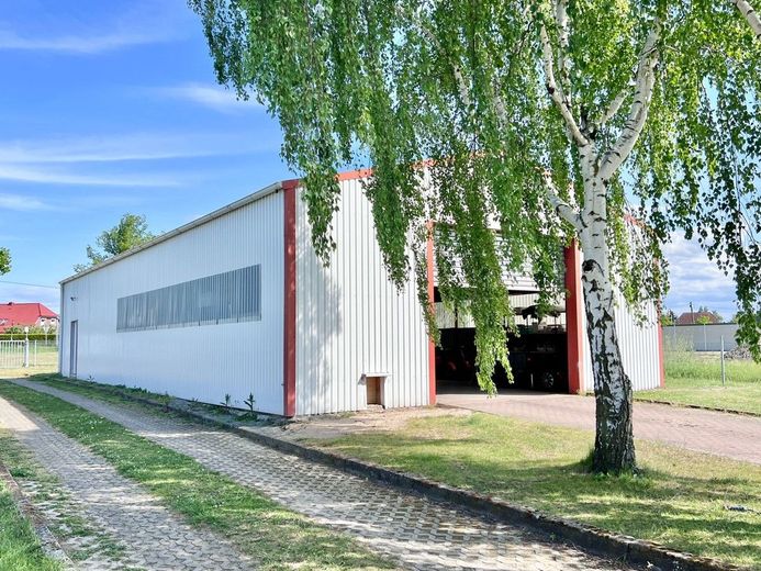 mit Einfahrtstor 4m breit und 3,45 hoch