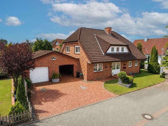 Großzügiges Einfamilienhaus mit Wärmepumpe, Vollkeller und traumhaftem Eckgrundstück! – Bild 2