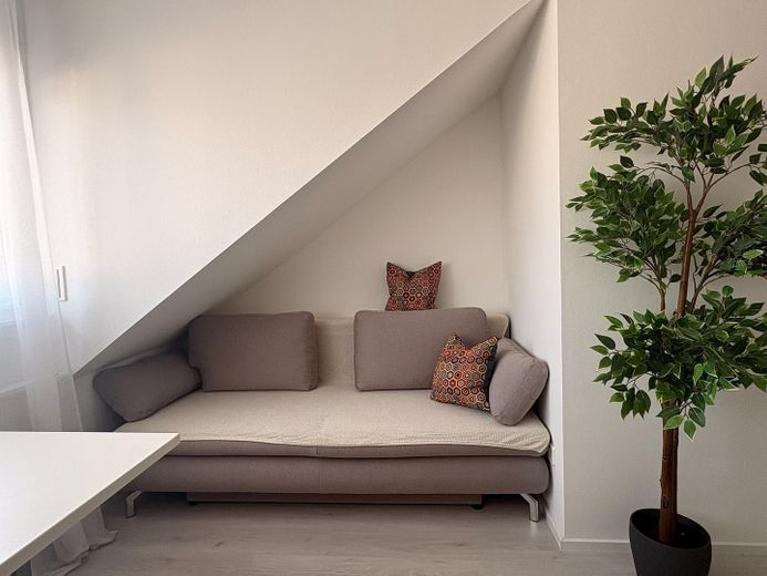 Moderne 3,5-Zimmer-Maisonette möbliert mit Heimkino, Wallbox & Klimaanlage – DG: Arbeitszimmer