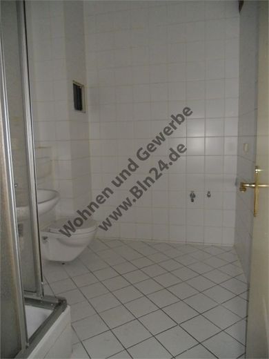 Halle ++ - saniert - 3er WG + – Bad