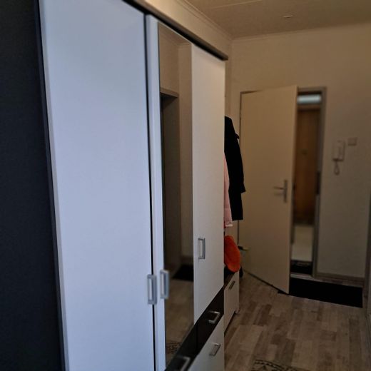 Einziehen, wohlfühlen, leben - möbliertes Apartment – Diele mit Garderobe