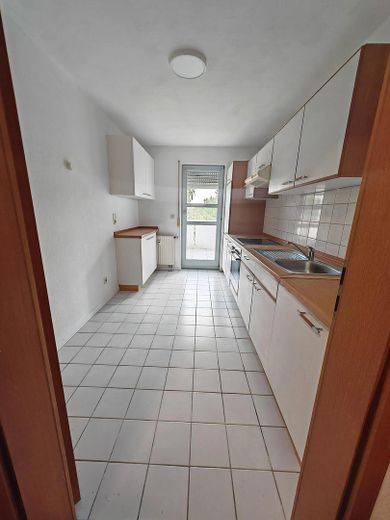 Schöne, renovierte Wohnung in guter Lage in HN – ab sofort als Wohnung oder WG bezugsfertig! – Küche Ansicht aus Flur 