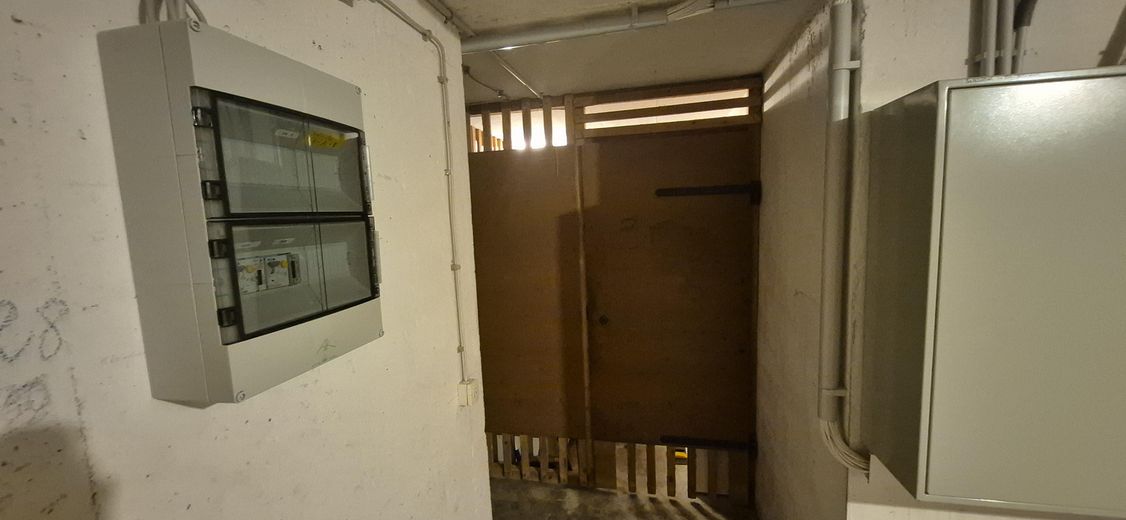 Appartement moderne de 4,5 pièces, 105 m², de plain-pied avec 2 balcons dans un cadre calme en lisière de forêt à Mühlacker – Keller