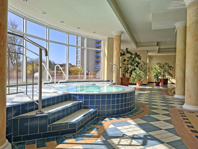 KURPARK-RESIDENZ Appartement en copropriété de 2 pièces, piscine/jacuzzi/sauna inclus dans les charges de copropriété, pompe à chaleur ! 1 place de parking en garage souterrain – Relaxen im Whirlpool