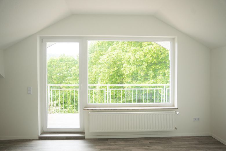 Frisch renovierte 3-Zimmer Wohnung mit Loggia ins Grüne, Einbauküche und Garage – Foto 2