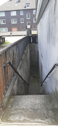 Storage hall (basement level) newly renovated in an optimal traffic location – Außentreppe