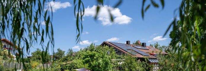 Leben im Grünen - modernes Landhaus mit ELW in einzigartiger Gartenoase