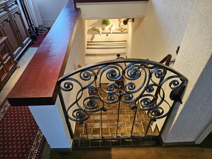 Piękny dom w stylu bungalowu z ogrodem i dużym garażem – Eingang zur unteren Bereich