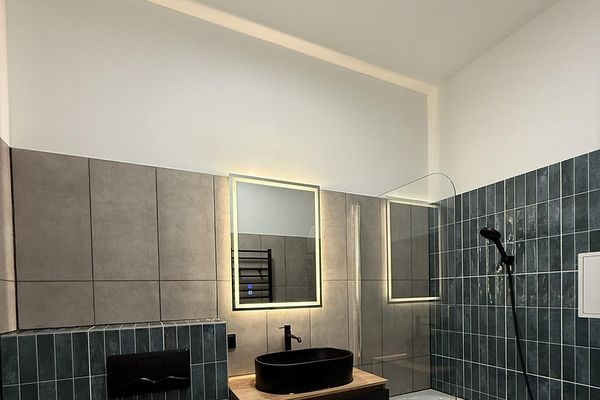 Première occupation après rénovation : appartement ancien de 2 pièces avec balcon, ascenseur et cuisine équipée directement au bord de la cathédrale