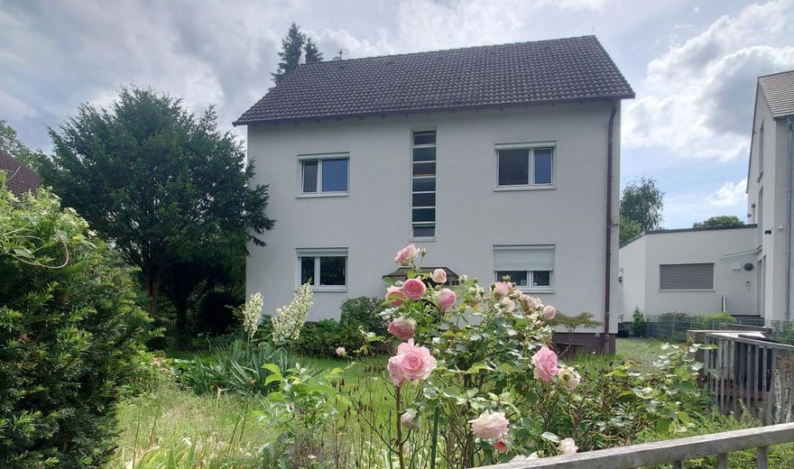Charmantes Mehrfamilienhaus mit großem Garten in Traisa – Vorderansicht