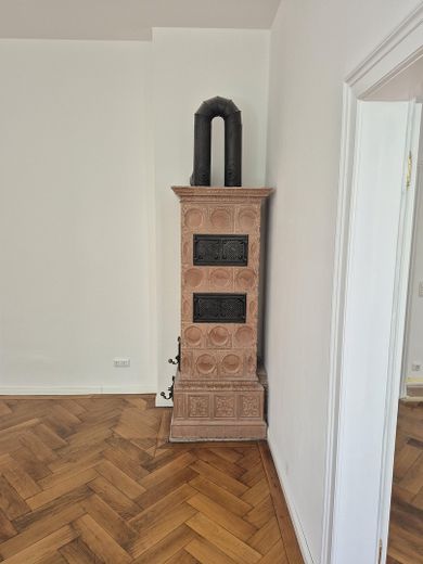 Licht, ruim ingedeeld appartement in een monumentaal pand in München – Kachelofen
