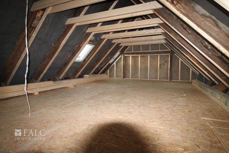 +++ Ihr Rückzugsort im Grünen - sanierte Traumimmobilie mit großem Grundstück +++ – Obergeschoss Zimmer II
