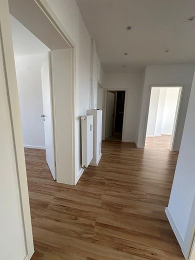 Erstbezug nach umfassender Modernisierung! Stilvolle 4-Zimmer-Wohnung in begehrter Lage – Flur