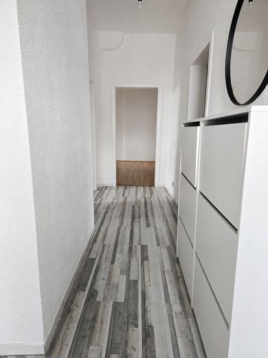Jobcenter– deine neue Wohnung ist fertig! Job Center–Your new apartment is ready for you to move in! – Flur