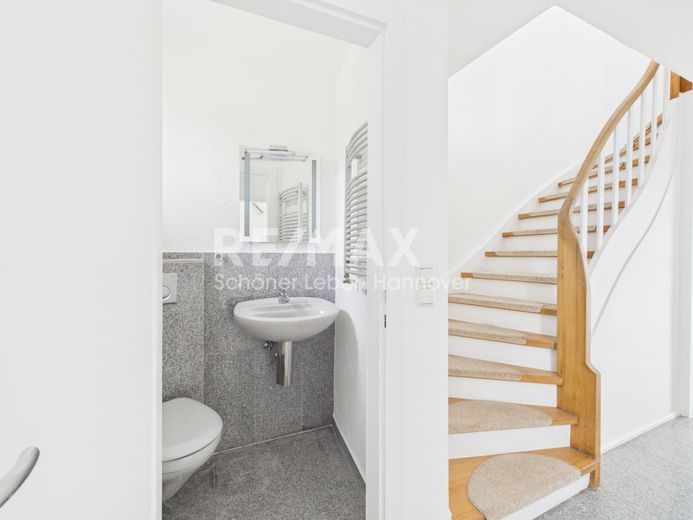Mehr Platz als erwartet, modernisierte DHH, mit wohnlich ausgebautem Keller mit  eigenem Eingang. – Gäste WC