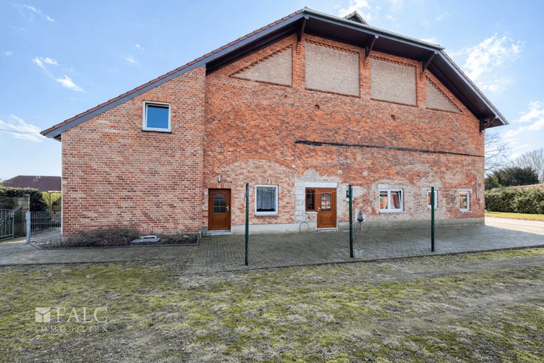 Dassow: Große Doppelhaushälfte mit Werkstatt, Scheune, 3 Garagen und 2.589 m² Grundstück – Außenansicht