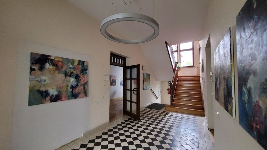 Eingangsbereich mit Holztreppe