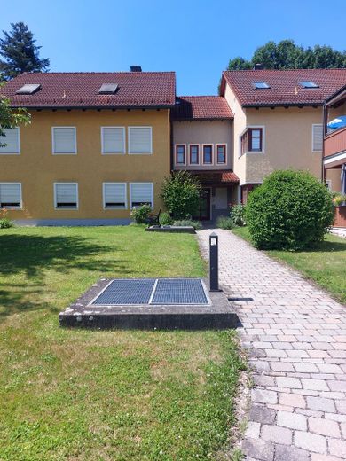 Wunderschöne Dachgeschosswohnung mit viel Platz im Herzen von Ruhstorf – Eingangsseite