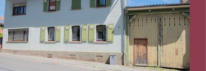 Hofreite: Pferdehaltung möglich, riesige Scheune in gutem Zustand, Wohnhaus sanierungsbedürftig.