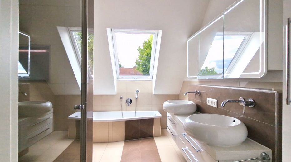 Bad_2Waschbecken_Dusche_Badewa