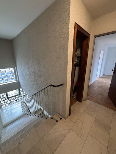 Wohnungseingang mit Abstellrau