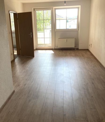 Freie Zweiraumwohnung Wismar Gartenstadt courtagefrei – Wohnzimmer mit Balkonzugang