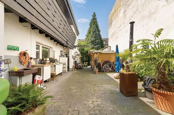 Hof mit Auto Befahrbar Rolltor