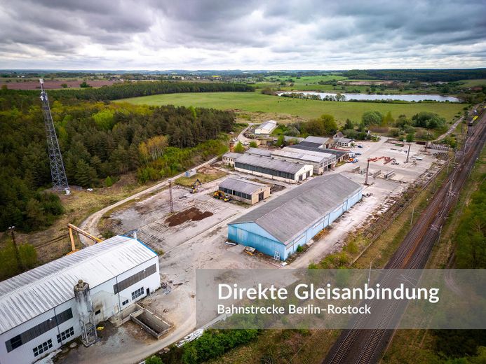 23 ha Industrie- und Landwirtschaftsfläche mit Gleisanschluss – Ansicht Hallen