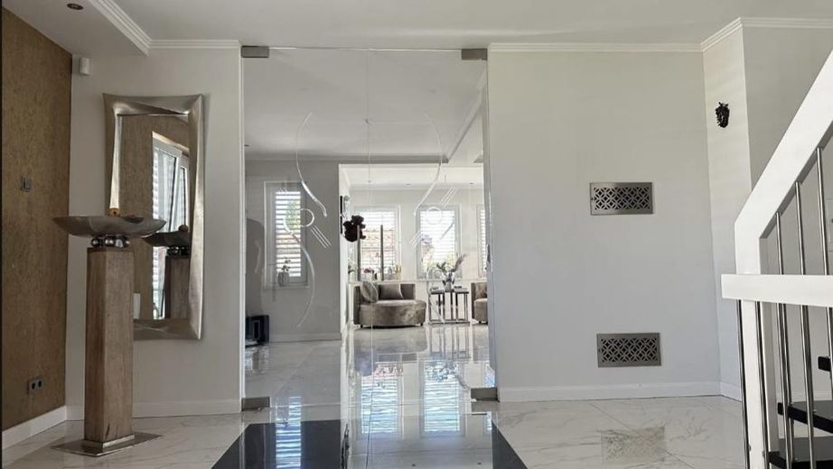 Villa urbana con estilo, tecnología moderna y confort exclusivo – Eingangsbereich