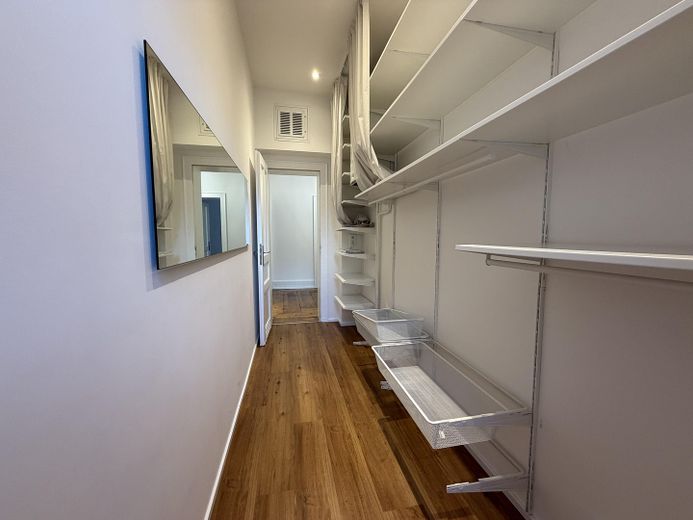 Appartement ancien de 3,5 pièces dans le Nordend avec balcon, cuisine équipée et plafonds de 3 m de hauteur – Ankleidezimmer