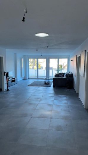 Moderne 3-Zimmer-Wohnung mit großem Balkon in Kaarst – Wohnzimmer und Balkon