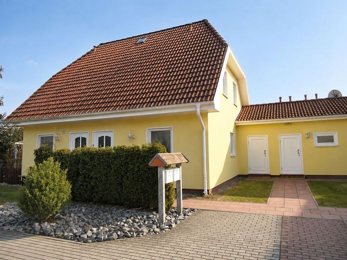 Gemütliche 2-Raum-Dachgeschosswohnung mit Balkon und EBK in ruhiger Lage – Foto 1