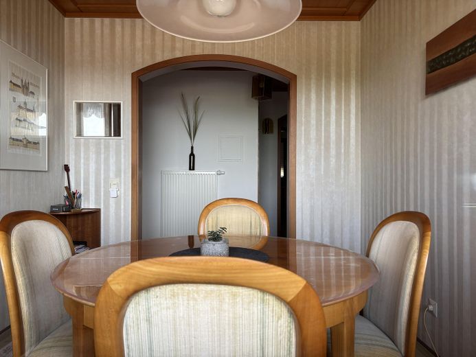 Großzügige, stilvoll möblierte 4-Zimmer Wohnung in Südlage zu vermieten – Das behagliche Esszimmer