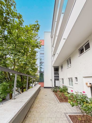 Modernes Wohnen im Europaviertel: Gepflegte 2-Zimmer-Wohnung (Bj. 2003) mit Balkon &amp; TG Stellplatz – Hausansicht