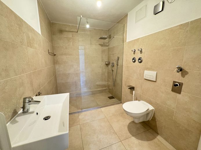 Modernes Wohnen mit Blick ins Weite - Ihr neues Zuhause erwartet Sie! – modernes Badezimmer